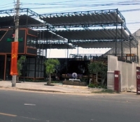 Thay vì sử dụng mái tôn hãy lắp đặt mái bạt xếp che nắng cho quán bia